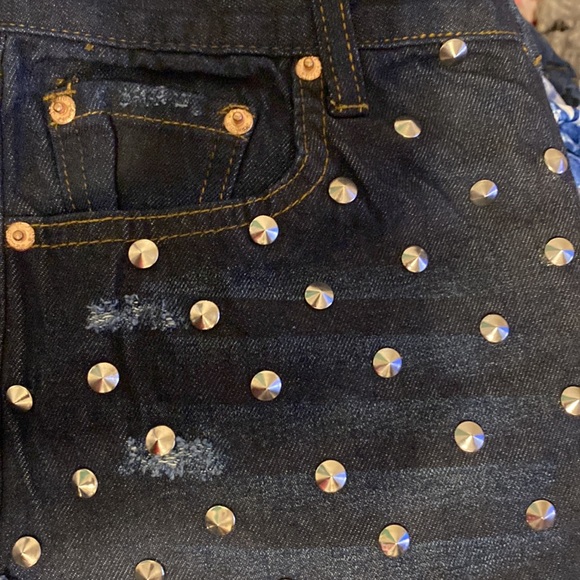 Signature 8 studded frayed denim distressed shorts size medium - Picture 4 of 5